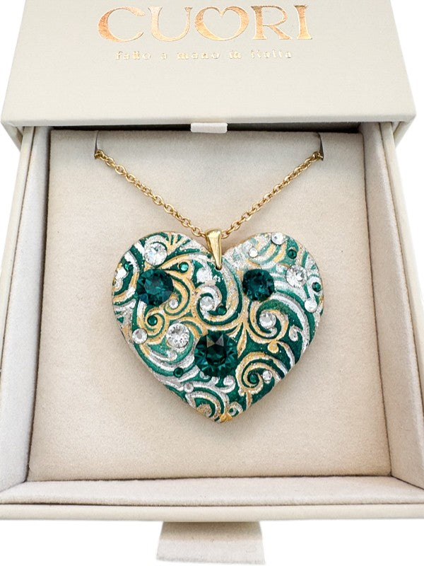 Gioiello personalizzato in argilla polimerica con dedica incisa e dettagli in cristalli Swarovski. Un pezzo scultoreo e originale, pensato per sorprendere un'amica speciale o una sorella per il suo compleanno