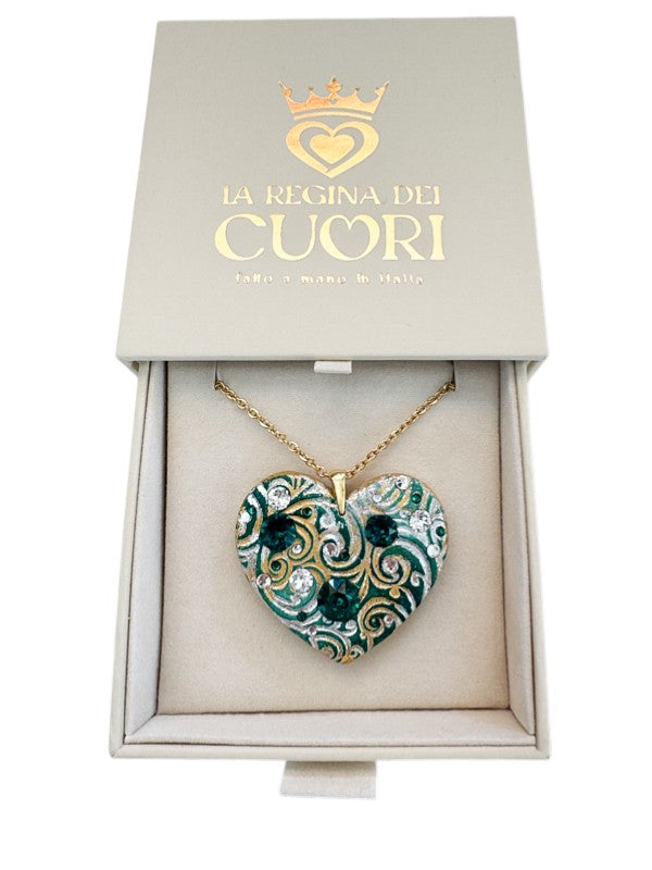 Collana materica personalizzata con pendente a cuore modellato a mano e illuminato da cristalli Swarovski. Il regalo romantico per eccellenza con dedica incisa, perfetto per San Valentino o per celebrare un amore unico