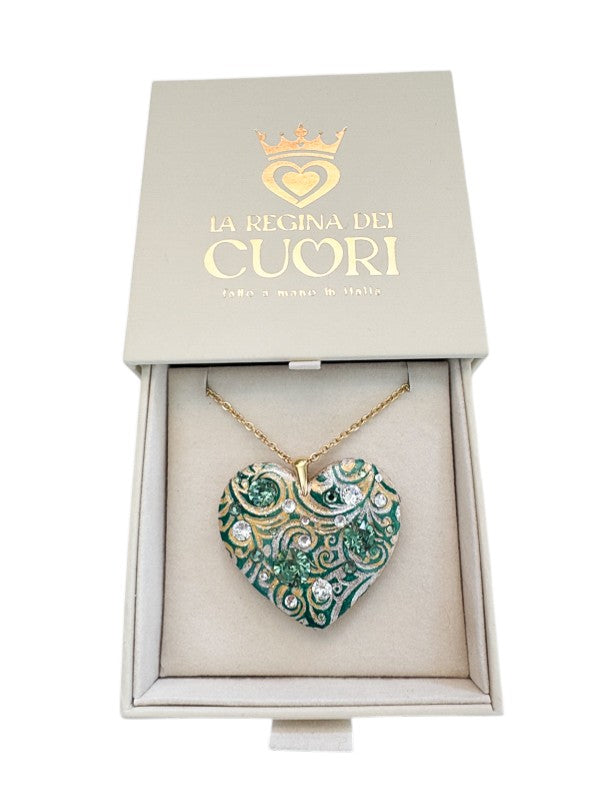 Bijoux personalizzato a forma di cuore con cristalli Swarovski incastonati e dedica incisa. Un dono artigianale esclusivo per celebrare una laurea, un traguardo importante o per lasciare un ricordo indelebile