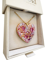 Gioiello personalizzato in argilla polimerica con dedica incisa e dettagli in cristalli Swarovski. Un pezzo scultoreo e originale, pensato per sorprendere un'amica speciale o una sorella per il suo compleanno