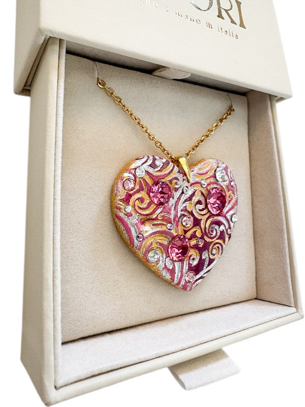 Gioiello personalizzato in argilla polimerica con dedica incisa e dettagli in cristalli Swarovski. Un pezzo scultoreo e originale, pensato per sorprendere un'amica speciale o una sorella per il suo compleanno