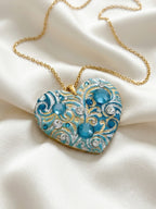 Pendente a cuore personalizzato in argilla polimerica con cristalli Swarovski e dedica incisa. Un gioiello materico, l'idea regalo perfetta e originale per emozionare in occasione della Festa della Mamma