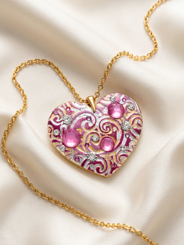 Ciondolo artigianale personalizzato a forma di cuore impreziosito da luminosi cristalli Swarovski. Una collana unica con dedica incisa, ideale come regalo di anniversario indimenticabile per la donna che ha già tutto