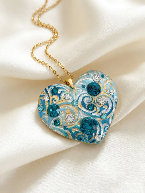 Ciondolo artigianale personalizzato a forma di cuore impreziosito da luminosi cristalli Swarovski. Una collana unica con dedica incisa, ideale come regalo di anniversario indimenticabile per la donna che ha già tutto