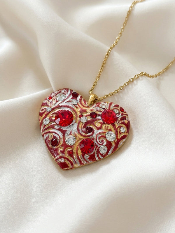 Ciondolo artigianale personalizzato a forma di cuore impreziosito da luminosi cristalli Swarovski. Una collana unica con dedica incisa, ideale come regalo di anniversario indimenticabile per la donna che ha già tutto