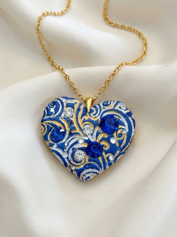 Ciondolo artigianale personalizzato a forma di cuore impreziosito da luminosi cristalli Swarovski. Una collana unica con dedica incisa, ideale come regalo di anniversario indimenticabile per la donna che ha già tutto