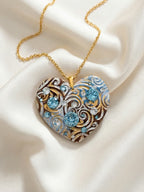 Pendente a cuore personalizzato in argilla polimerica con cristalli Swarovski e dedica incisa. Un gioiello materico, l'idea regalo perfetta e originale per emozionare in occasione della Festa della Mamma