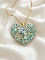 Ciondolo artigianale personalizzato a forma di cuore impreziosito da luminosi cristalli Swarovski. Una collana unica con dedica incisa, ideale come regalo di anniversario indimenticabile per la donna che ha già tutto