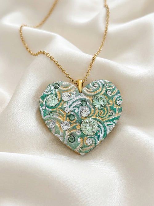 Ciondolo artigianale personalizzato a forma di cuore impreziosito da luminosi cristalli Swarovski. Una collana unica con dedica incisa, ideale come regalo di anniversario indimenticabile per la donna che ha già tutto