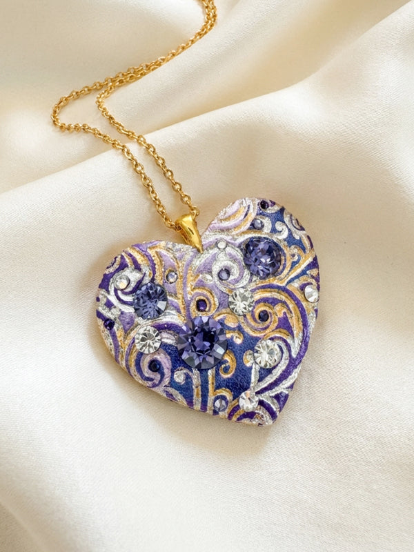 Ciondolo artigianale personalizzato a forma di cuore impreziosito da luminosi cristalli Swarovski. Una collana unica con dedica incisa, ideale come regalo di anniversario indimenticabile per la donna che ha già tutto