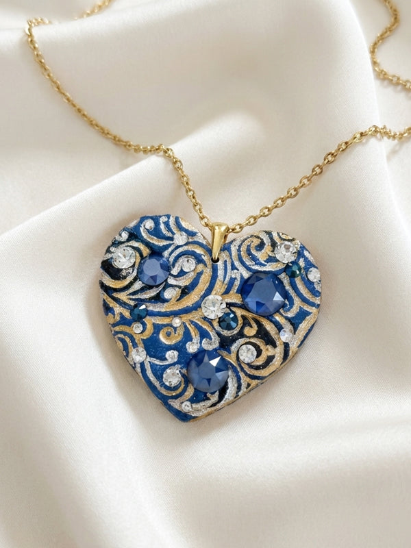 Ciondolo artigianale personalizzato a forma di cuore impreziosito da luminosi cristalli Swarovski. Una collana unica con dedica incisa, ideale come regalo di anniversario indimenticabile per la donna che ha già tutto