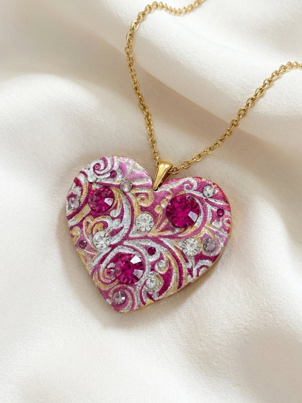 Ciondolo artigianale personalizzato a forma di cuore impreziosito da luminosi cristalli Swarovski. Una collana unica con dedica incisa, ideale come regalo di anniversario indimenticabile per la donna che ha già tutto