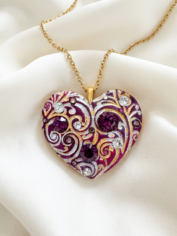 Pendente a cuore personalizzato in argilla polimerica con cristalli Swarovski e dedica incisa. Un gioiello materico, l'idea regalo perfetta e originale per emozionare in occasione della Festa della Mamma