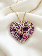 Pendente a cuore personalizzato in argilla polimerica con cristalli Swarovski e dedica incisa. Un gioiello materico, l'idea regalo perfetta e originale per emozionare in occasione della Festa della Mamma