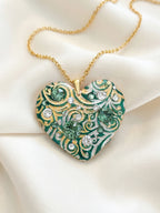 Ciondolo artigianale personalizzato a forma di cuore impreziosito da luminosi cristalli Swarovski. Una collana unica con dedica incisa, ideale come regalo di anniversario indimenticabile per la donna che ha già tutto