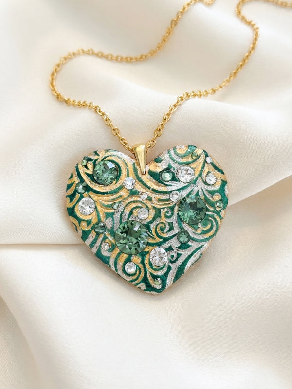 Ciondolo artigianale personalizzato a forma di cuore impreziosito da luminosi cristalli Swarovski. Una collana unica con dedica incisa, ideale come regalo di anniversario indimenticabile per la donna che ha già tutto