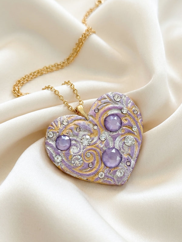 Ciondolo artigianale personalizzato a forma di cuore impreziosito da luminosi cristalli Swarovski. Una collana unica con dedica incisa, ideale come regalo di anniversario indimenticabile per la donna che ha già tutto