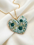 Ciondolo artigianale personalizzato a forma di cuore impreziosito da luminosi cristalli Swarovski. Una collana unica con dedica incisa, ideale come regalo di anniversario indimenticabile per la donna che ha già tutto