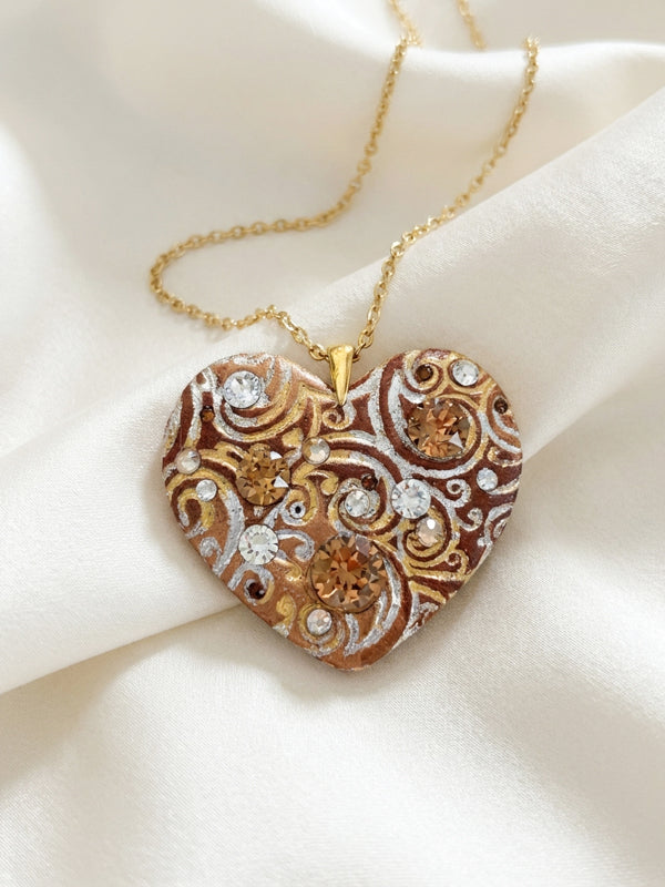 Ciondolo artigianale personalizzato a forma di cuore impreziosito da luminosi cristalli Swarovski. Una collana unica con dedica incisa, ideale come regalo di anniversario indimenticabile per la donna che ha già tutto