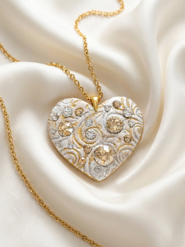 Ciondolo artigianale personalizzato a forma di cuore impreziosito da luminosi cristalli Swarovski. Una collana unica con dedica incisa, ideale come regalo di anniversario indimenticabile per la donna che ha già tutto
