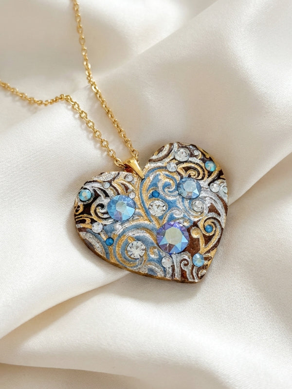 Ciondolo artigianale personalizzato a forma di cuore impreziosito da luminosi cristalli Swarovski. Una collana unica con dedica incisa, ideale come regalo di anniversario indimenticabile per la donna che ha già tutto