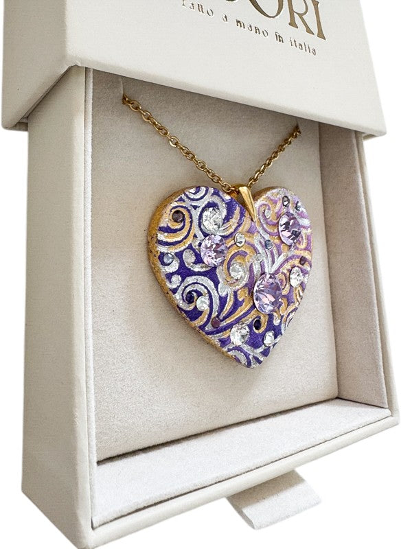 Gioiello personalizzato in argilla polimerica con dedica incisa e dettagli in cristalli Swarovski. Un pezzo scultoreo e originale, pensato per sorprendere un'amica speciale o una sorella per il suo compleanno