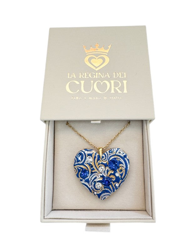 Collana materica personalizzata con pendente a cuore modellato a mano e illuminato da cristalli Swarovski. Il regalo romantico per eccellenza con dedica incisa, perfetto per San Valentino o per celebrare un amore unico