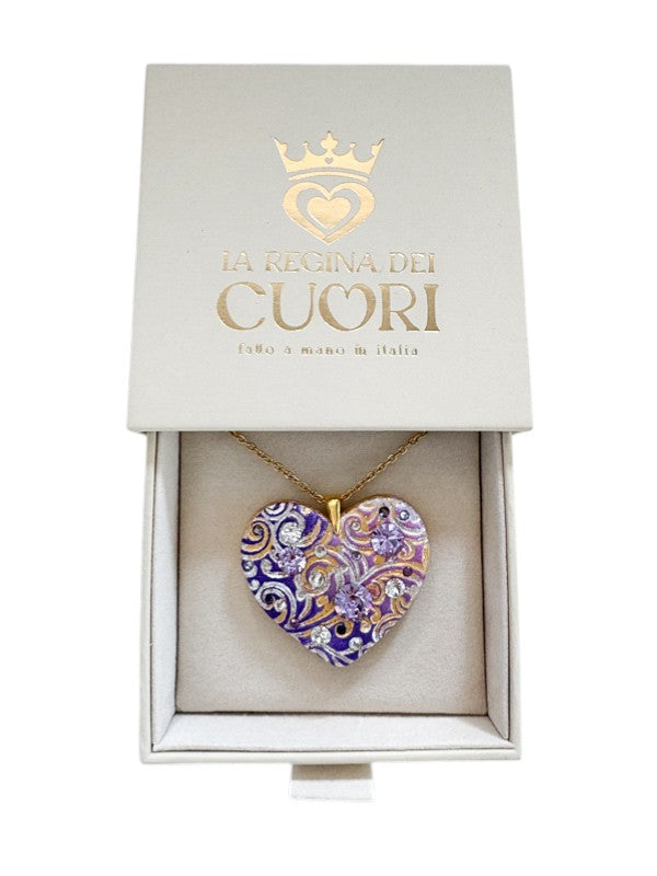 Collana materica personalizzata con pendente a cuore modellato a mano e illuminato da cristalli Swarovski. Il regalo romantico per eccellenza con dedica incisa, perfetto per San Valentino o per celebrare un amore unico