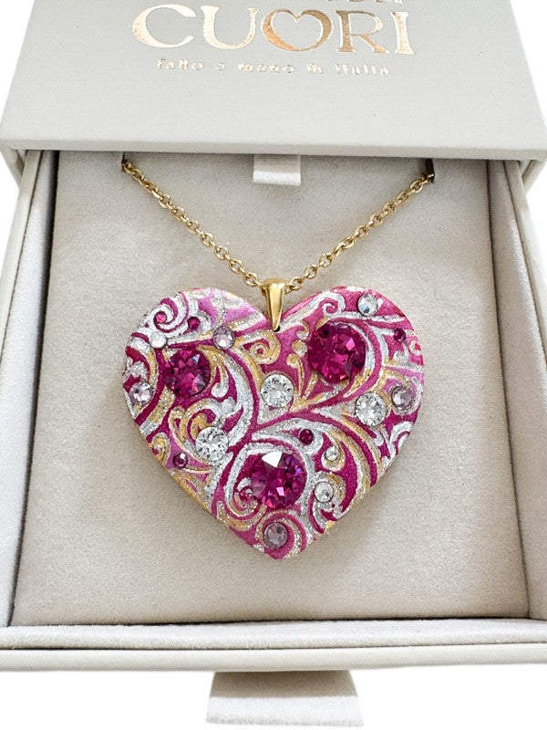 Collana materica personalizzata con pendente a cuore modellato a mano e illuminato da cristalli Swarovski. Il regalo romantico per eccellenza con dedica incisa, perfetto per San Valentino o per celebrare un amore unico