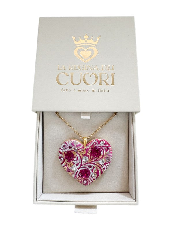 Gioiello personalizzato in argilla polimerica con dedica incisa e dettagli in cristalli Swarovski. Un pezzo scultoreo e originale, pensato per sorprendere un'amica speciale o una sorella per il suo compleanno