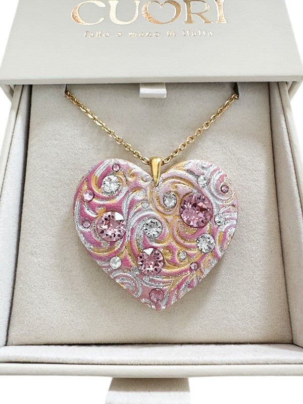 Gioiello personalizzato in argilla polimerica con dedica incisa e dettagli in cristalli Swarovski. Un pezzo scultoreo e originale, pensato per sorprendere un'amica speciale o una sorella per il suo compleanno