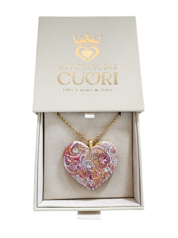 Bijoux personalizzato a forma di cuore con cristalli Swarovski incastonati e dedica incisa. Un dono artigianale esclusivo per celebrare una laurea, un traguardo importante o per lasciare un ricordo indelebile