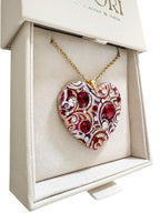 Gioiello personalizzato in argilla polimerica con dedica incisa e dettagli in cristalli Swarovski. Un pezzo scultoreo e originale, pensato per sorprendere un'amica speciale o una sorella per il suo compleanno