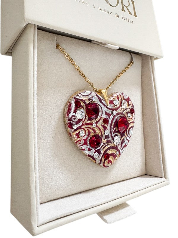 Gioiello personalizzato in argilla polimerica con dedica incisa e dettagli in cristalli Swarovski. Un pezzo scultoreo e originale, pensato per sorprendere un'amica speciale o una sorella per il suo compleanno