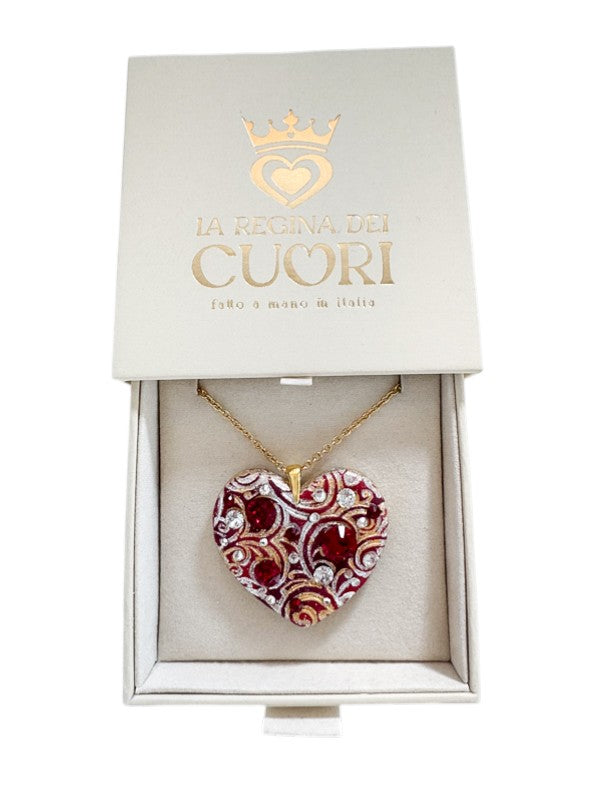 Collana materica personalizzata con pendente a cuore modellato a mano e illuminato da cristalli Swarovski. Il regalo romantico per eccellenza con dedica incisa, perfetto per San Valentino o per celebrare un amore unico