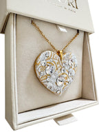 Gioiello personalizzato in argilla polimerica con dedica incisa e dettagli in cristalli Swarovski. Un pezzo scultoreo e originale, pensato per sorprendere un'amica speciale o una sorella per il suo compleanno