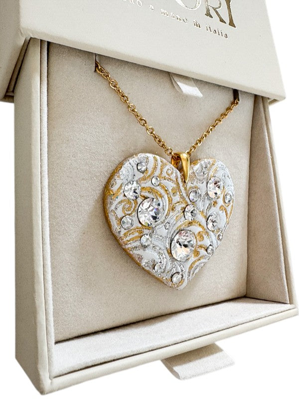 Gioiello personalizzato in argilla polimerica con dedica incisa e dettagli in cristalli Swarovski. Un pezzo scultoreo e originale, pensato per sorprendere un'amica speciale o una sorella per il suo compleanno