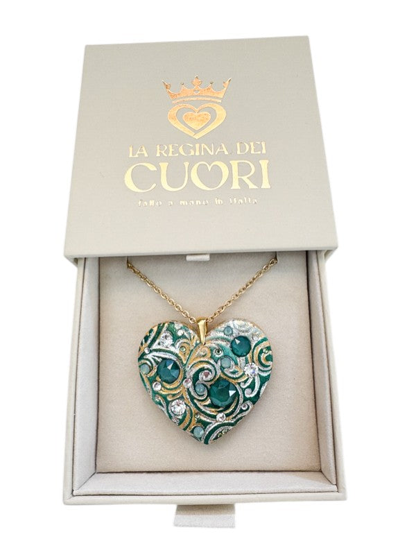 Collana materica personalizzata con pendente a cuore modellato a mano e illuminato da cristalli Swarovski. Il regalo romantico per eccellenza con dedica incisa, perfetto per San Valentino o per celebrare un amore unico