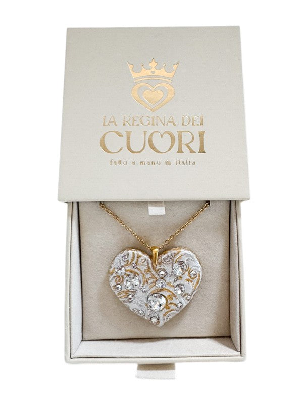 Collana materica personalizzata con pendente a cuore modellato a mano e illuminato da cristalli Swarovski. Il regalo romantico per eccellenza con dedica incisa, perfetto per San Valentino o per celebrare un amore unico