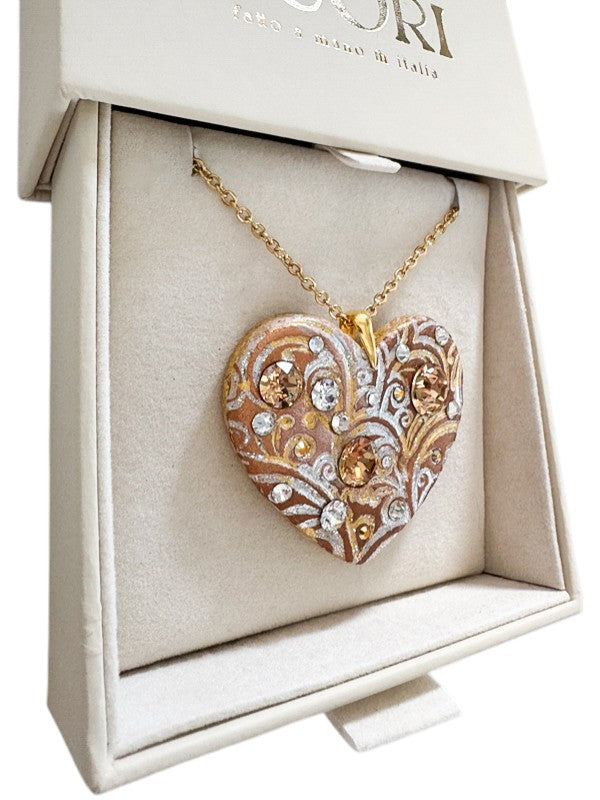 Gioiello personalizzato in argilla polimerica con dedica incisa e dettagli in cristalli Swarovski. Un pezzo scultoreo e originale, pensato per sorprendere un'amica speciale o una sorella per il suo compleanno