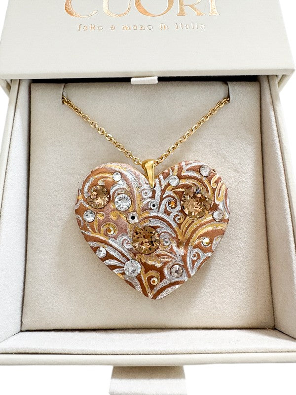 Pendente a cuore personalizzato in argilla polimerica con cristalli Swarovski e dedica incisa. Un gioiello materico, l'idea regalo perfetta e originale per emozionare in occasione della Festa della Mamma