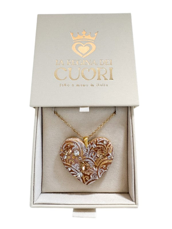 Bijoux personalizzato a forma di cuore con cristalli Swarovski incastonati e dedica incisa. Un dono artigianale esclusivo per celebrare una laurea, un traguardo importante o per lasciare un ricordo indelebile