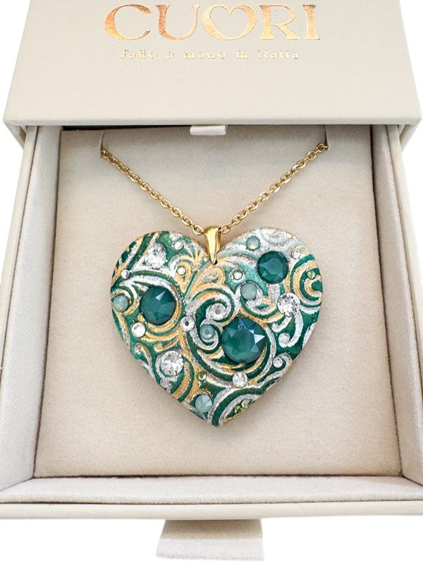 Gioiello personalizzato in argilla polimerica con dedica incisa e dettagli in cristalli Swarovski. Un pezzo scultoreo e originale, pensato per sorprendere un'amica speciale o una sorella per il suo compleanno