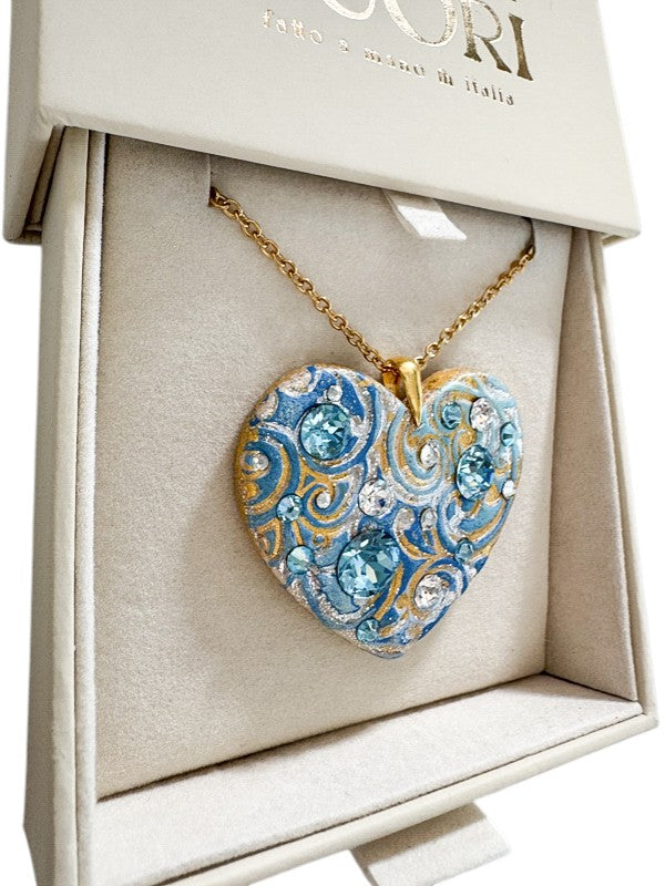 Gioiello personalizzato in argilla polimerica con dedica incisa e dettagli in cristalli Swarovski. Un pezzo scultoreo e originale, pensato per sorprendere un'amica speciale o una sorella per il suo compleanno