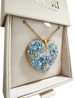 Gioiello personalizzato in argilla polimerica con dedica incisa e dettagli in cristalli Swarovski. Un pezzo scultoreo e originale, pensato per sorprendere un'amica speciale o una sorella per il suo compleanno