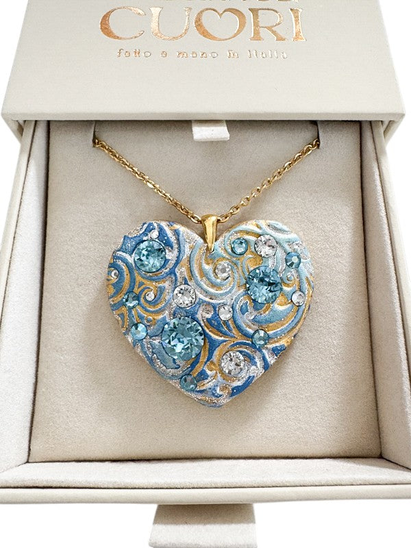 Ciondolo artigianale personalizzato a forma di cuore impreziosito da luminosi cristalli Swarovski. Una collana unica con dedica incisa, ideale come regalo di anniversario indimenticabile per la donna che ha già tutto