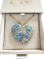 Ciondolo artigianale personalizzato a forma di cuore impreziosito da luminosi cristalli Swarovski. Una collana unica con dedica incisa, ideale come regalo di anniversario indimenticabile per la donna che ha già tutto