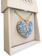 Gioiello personalizzato in argilla polimerica con dedica incisa e dettagli in cristalli Swarovski. Un pezzo scultoreo e originale, pensato per sorprendere un'amica speciale o una sorella per il suo compleanno