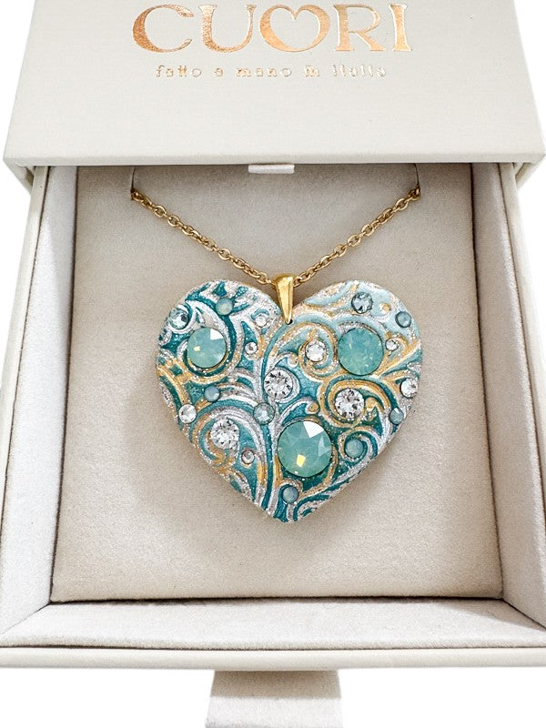 Collana materica personalizzata con pendente a cuore modellato a mano e illuminato da cristalli Swarovski. Il regalo romantico per eccellenza con dedica incisa, perfetto per San Valentino o per celebrare un amore unico