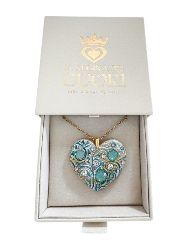 Bijoux personalizzato a forma di cuore con cristalli Swarovski incastonati e dedica incisa. Un dono artigianale esclusivo per celebrare una laurea, un traguardo importante o per lasciare un ricordo indelebile